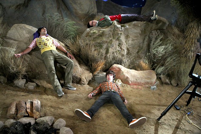 The Big Bang Theory - The Adhesive Duck Deficiency - Van film - Kunal Nayyar, Johnny Galecki, Simon Helberg