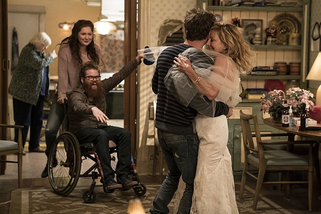 Shameless - Happily Ever After - Photos - June Squibb, Emma Kenney, Zack Pearlman, Chloe Webb