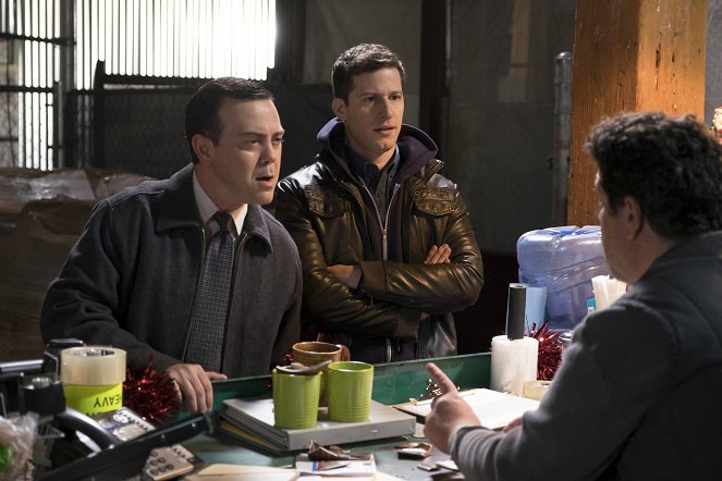 Brooklyn 99 - Kapitán Lotyšsko - Z filmu - Joe Lo Truglio, Andy Samberg