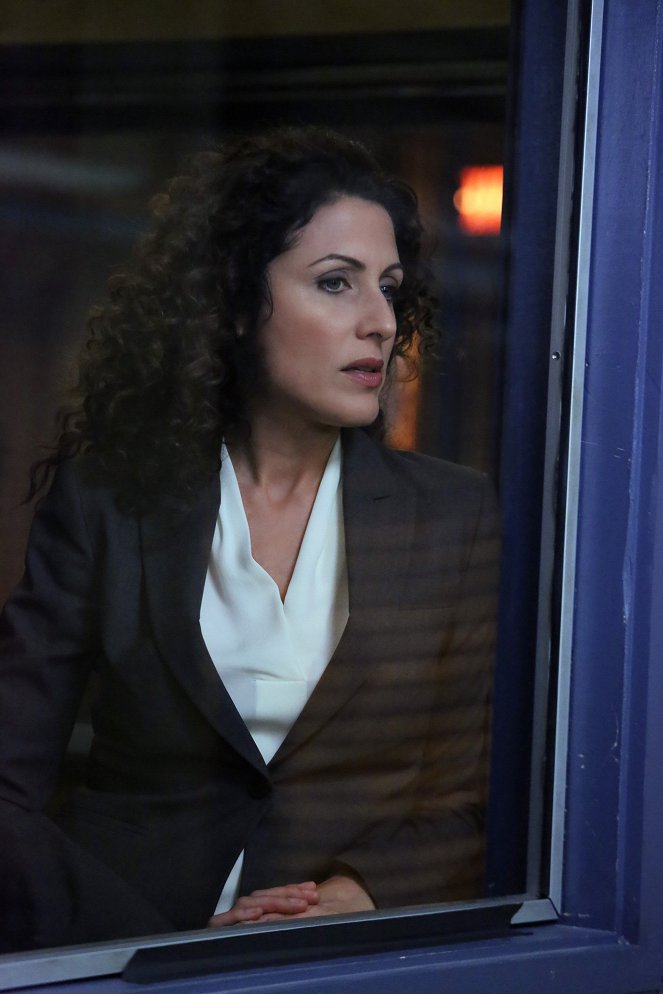 Castle - Need to Know - Photos - Lisa Edelstein