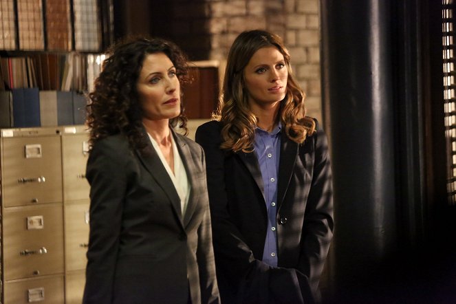 Castle - Need to Know - Photos - Lisa Edelstein, Stana Katic