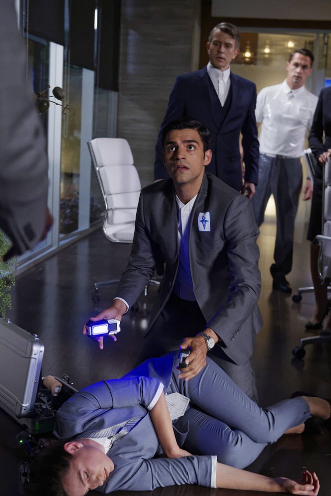 Incorporated - Human Resources - Do filme - Sean Teale