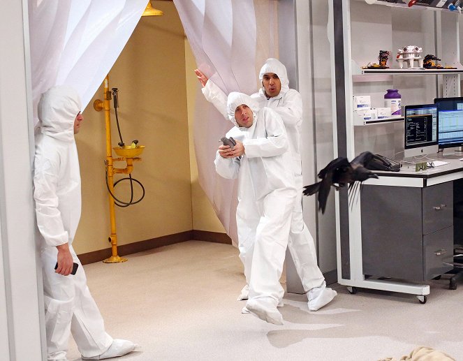 The Big Bang Theory - La infiltración en la sala blanca - De la película - Simon Helberg, Kunal Nayyar