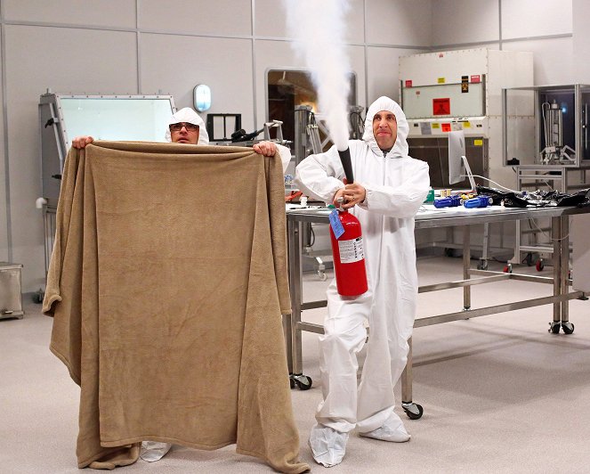 The Big Bang Theory - The Clean Room Infiltration - Photos - Johnny Galecki, Simon Helberg