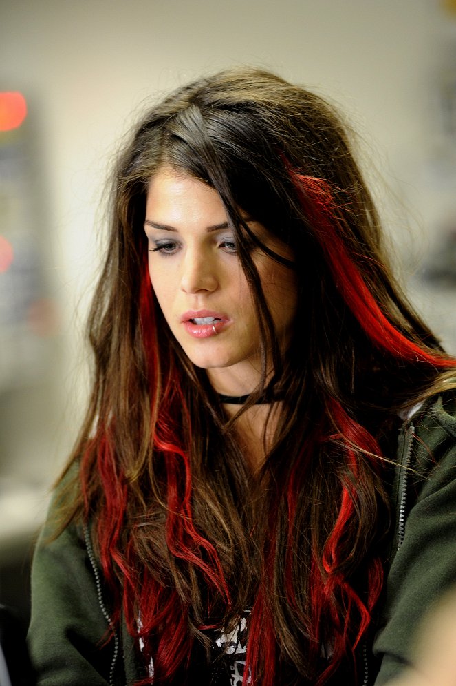Fugitive at 17 - Photos - Marie Avgeropoulos