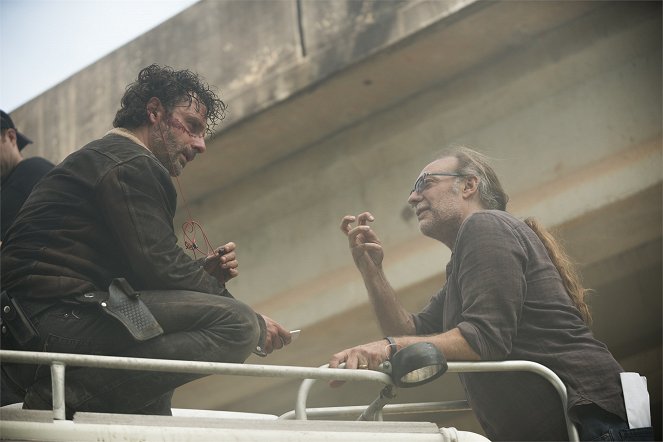 The Walking Dead - The Day Will Come When You Won't Be - Van de set - Andrew Lincoln, Greg Nicotero