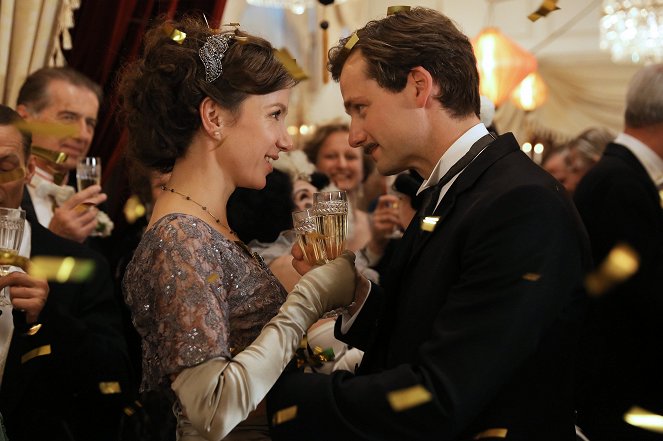 Das Sacher. In bester Gesellschaft - Film - Julia Koschitz, Florian Stetter