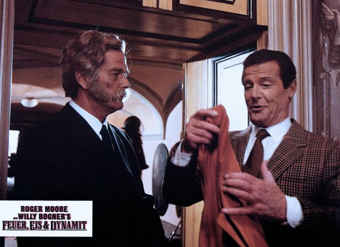 Fuego, nieve y dinamita - Fotocromos - Roger Moore