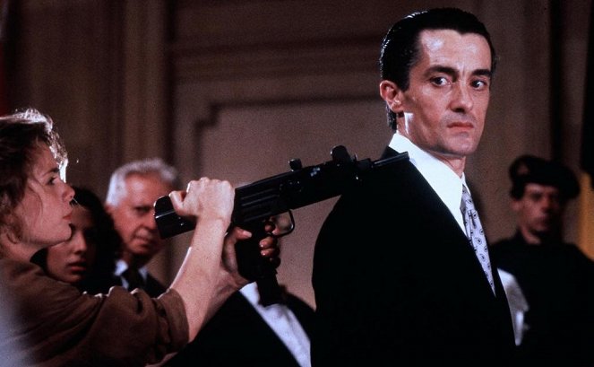 If Looks Could Kill - Do filme - Roger Rees
