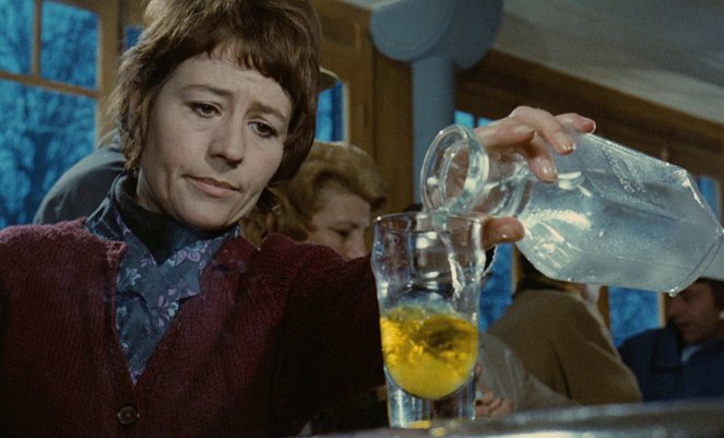 A hölgy nem iszik, nem dohányzik, nem flörtöl... csak fecseg - Filmfotók - Annie Girardot