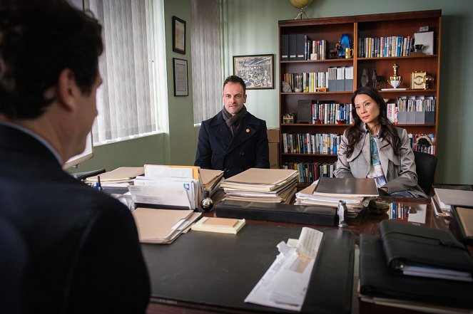 Elementary - For All You Know - Photos - Jonny Lee Miller, Lucy Liu