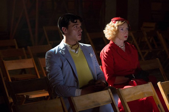 American Horror Story - Monsters Among Us - Photos - Finn Wittrock, Frances Conroy