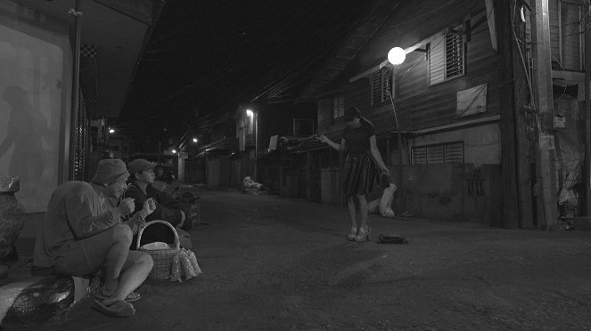 Ang Babaeng Humayo - Kuvat elokuvasta