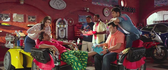 Dilwale - Z filmu - Kriti Sanon, Johnny Lever, Varun Dhawan, Varun Sharma