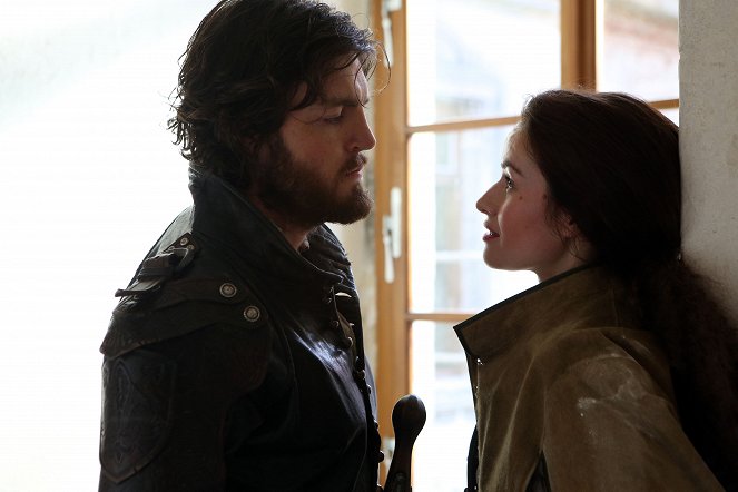 The Musketeers - Through a Glass Darkly - Van film - Tom Burke, Maimie McCoy