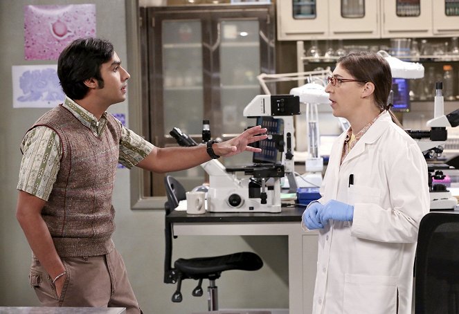 The Big Bang Theory - Wenn Männer Händchen halten... - Filmfotos - Kunal Nayyar, Mayim Bialik