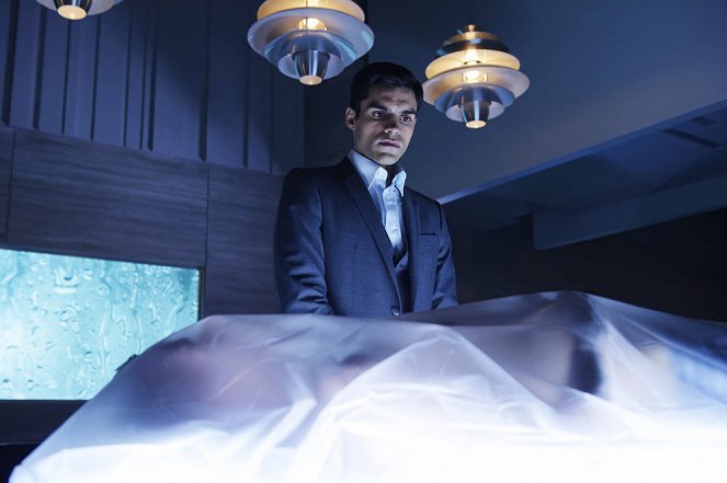 Incorporated - Sweating the Assets - Filmfotos - Sean Teale