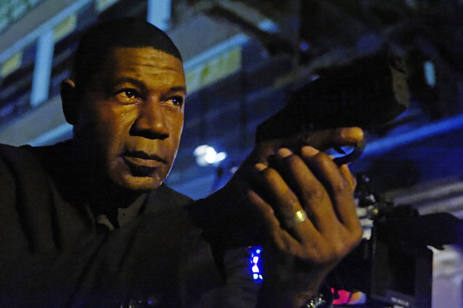 Incorporated - Sweating the Assets - Do filme - Dennis Haysbert