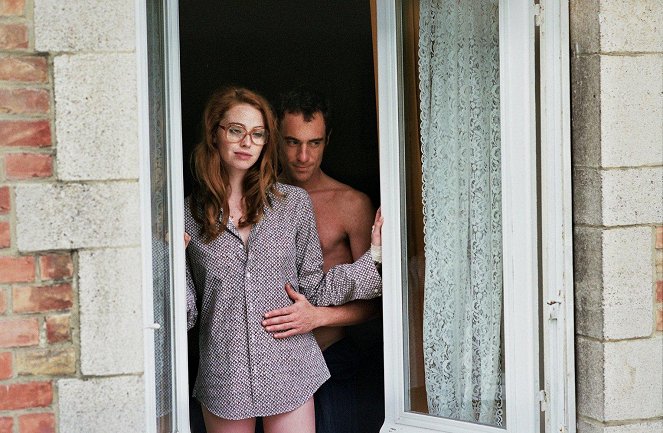 The Lady in the Car with Glasses and a Gun - Photos - Freya Mavor, Elio Germano
