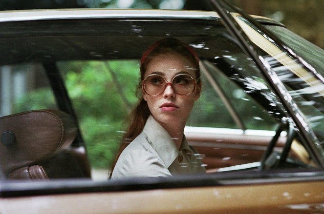 Hölgy az autóban szemüvegben és puskával - Filmfotók - Freya Mavor