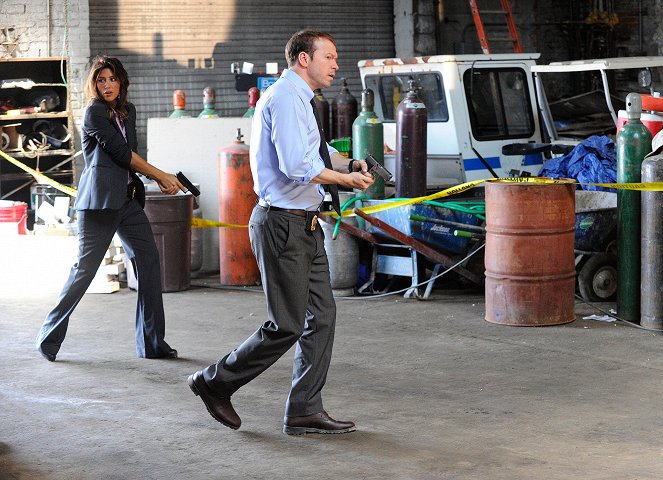 Blue Bloods - Crime Scene New York - Critical Condition - Photos - Jennifer Esposito, Donnie Wahlberg