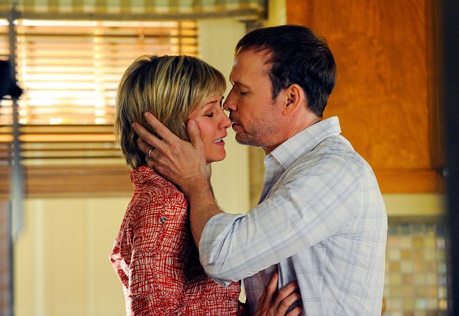 Blue Bloods - Crime Scene New York - Critical Condition - Photos - Amy Carlson, Donnie Wahlberg