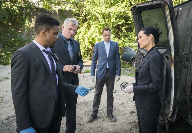 Elementary - Render, and Then Seize Her - Van film - Jon Michael Hill, Aidan Quinn, Jonny Lee Miller, Lucy Liu