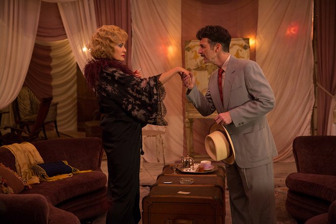 American Horror Story - Pink Cupcakes - Photos - Jessica Lange, Denis O'Hare
