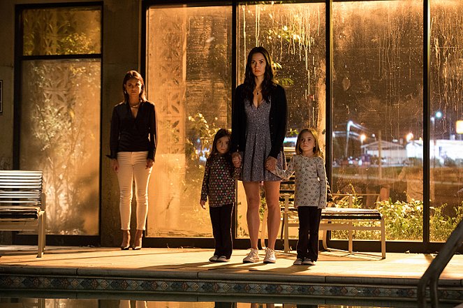 The Vampire Diaries - Season 8 - Detoured on Some Random Backwoods Path to Hell - Photos - Nathalie Kelley, Lily Rose Smith, Kristen Gutoskie, Tierney Smith