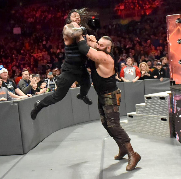 WWE Monday Night RAW - Z natáčení - Joe Anoa'i, Adam Scherr