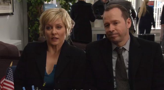 Blue Bloods - Crime Scene New York - Baggage - Photos - Amy Carlson, Donnie Wahlberg