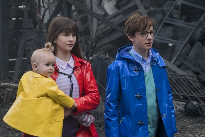 A Series of Unfortunate Events - The Miserable Mill: Part One - Van film - Malina Weissman, Louis Hynes