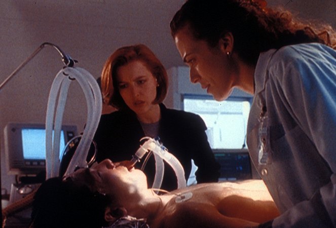 The X-Files - Synchrony - Van film - Gillian Anderson, Susan Lee Hoffman