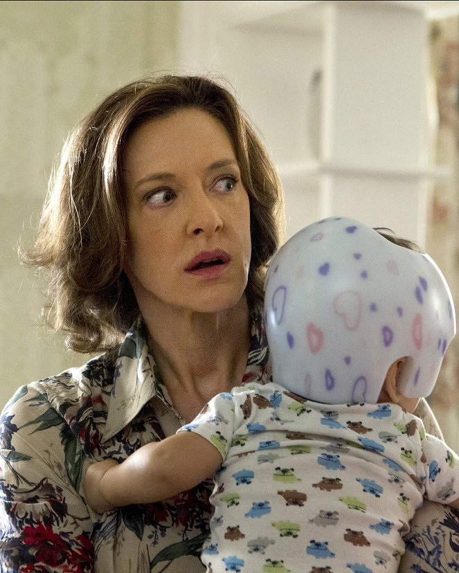 Shameless - A Long Way from Home - Photos - Joan Cusack