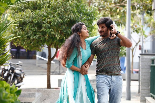 Jomonte Suvisheshangal - Filmfotos - Anupama Parameswaran, Dulquer Salmaan