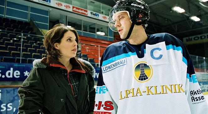 Důkaz na dosah - Eishockey - Z filmu - Elena Uhlig, Matthias Matz