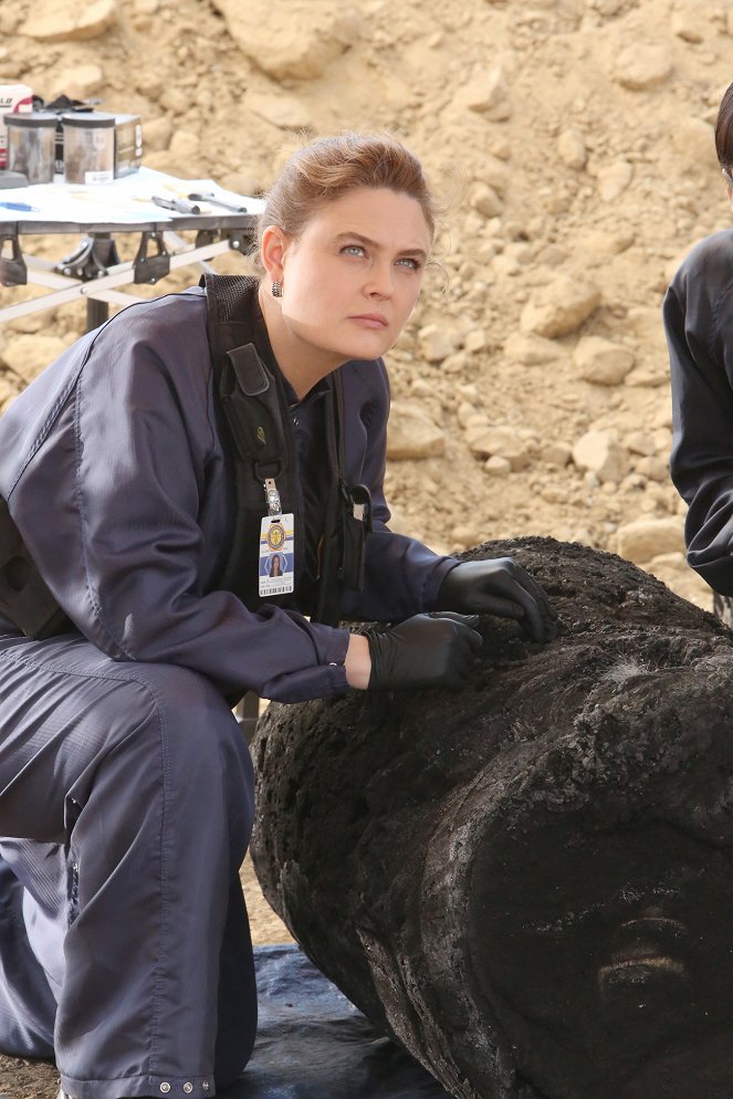 Bones - The New Tricks in the Old Dogs - Photos - Emily Deschanel