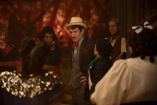American Horror Story - Show Stoppers - Photos - Denis O'Hare