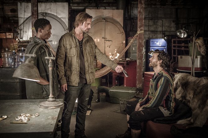 Colony - Season 2 - Somewhere Out There - Photos - Carolyn Michelle Smith, Josh Holloway, Johnny Whitworth