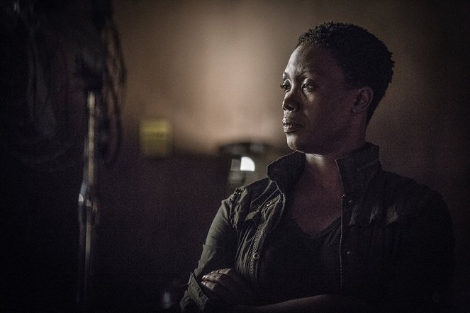 Colony - Season 2 - Somewhere Out There - Photos - Carolyn Michelle Smith