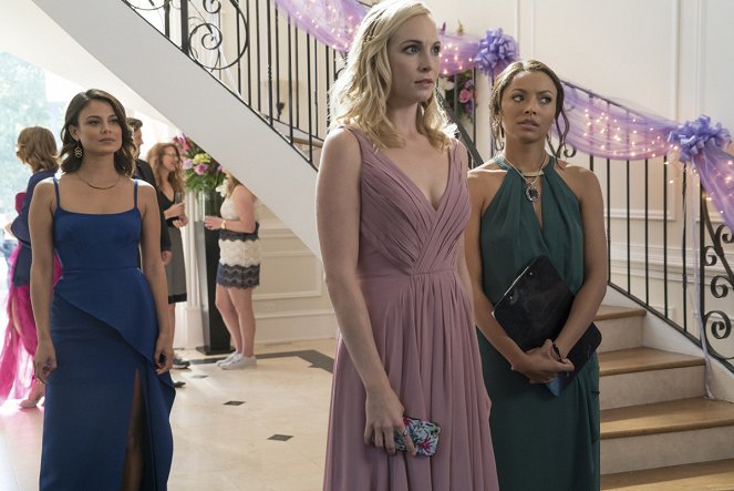 The Vampire Diaries - Season 8 - The Simple Intimacy of the Near Touch - Photos - Nathalie Kelley, Candice King, Kat Graham