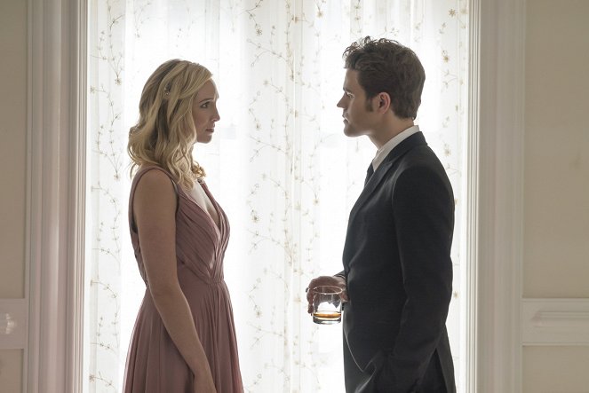 The Vampire Diaries - The Simple Intimacy of the Near Touch - Photos - Candice King, Paul Wesley