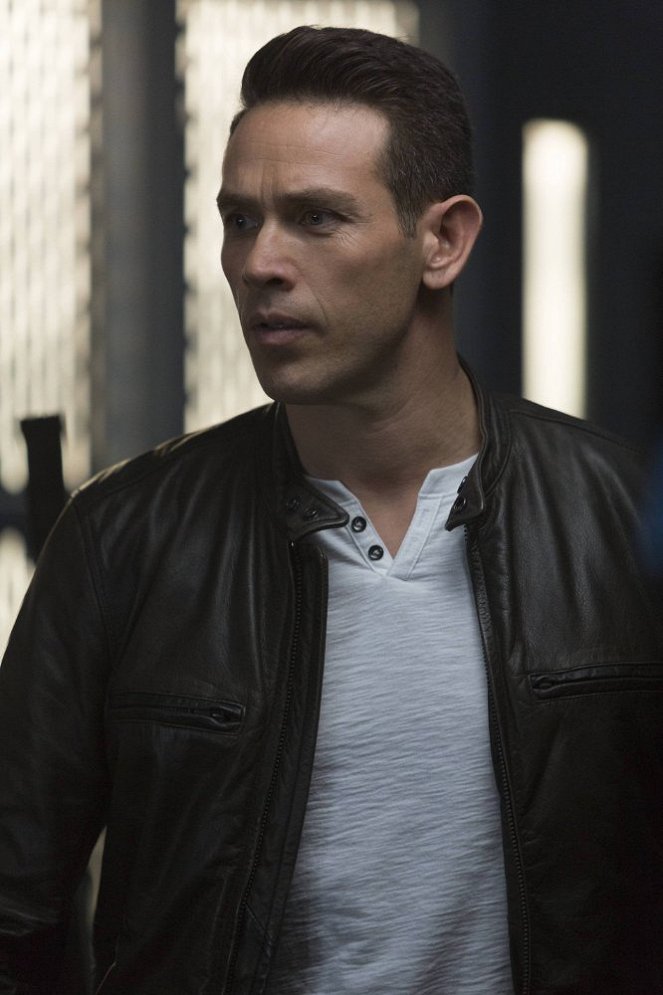 Lucifer - La azafata interrumpiendo - De la película - Kevin Alejandro