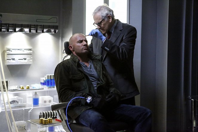 Legends of Tomorrow - Season 2 - Raiders of the Lost Art - Photos - Dominic Purcell, Victor Garber