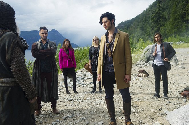 The Magicians - Season 2 - Night of Crowns - Photos - Arjun Gupta, Summer Bishil, Olivia Dudley, Hale Appleman, Jason Ralph