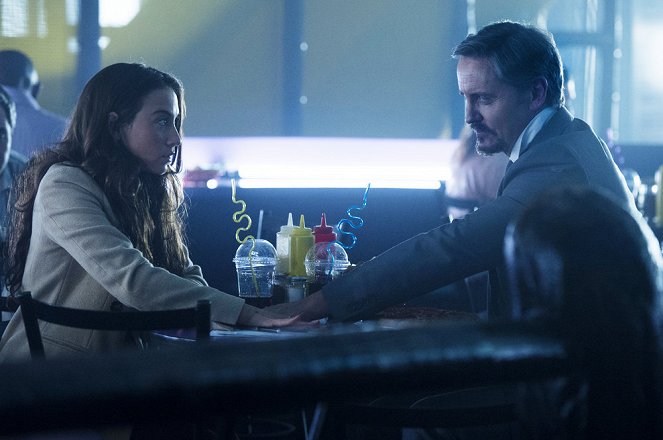 The Magicians - Night of Crowns - Photos - Stella Maeve, Charles Mesure