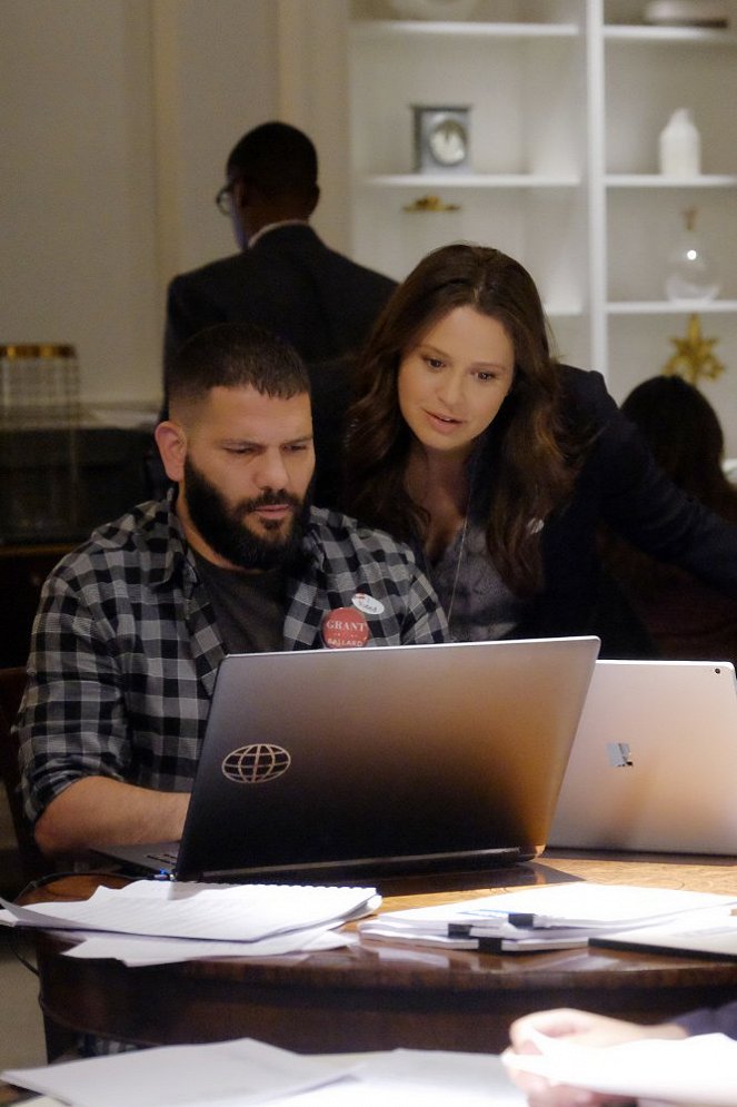 Scandal - Season 6 - Survival of the Fittest - Photos - Guillermo Díaz, Katie Lowes
