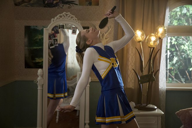 Riverdale - Chapter One: The River's Edge - Photos - Lili Reinhart