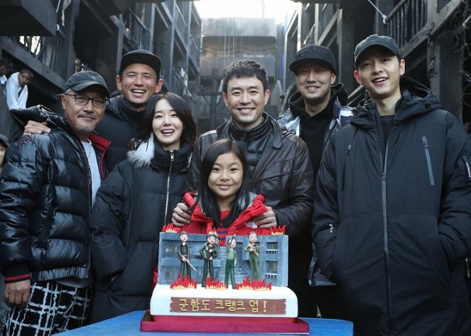 The Battleship Island - Dreharbeiten - Lee Gyoung-young, Jeong-min Hwang, Jeong-hyeon Lee, Seung-wan Ryoo, Su-an Kim, Ji-sub So, Joong-ki Song