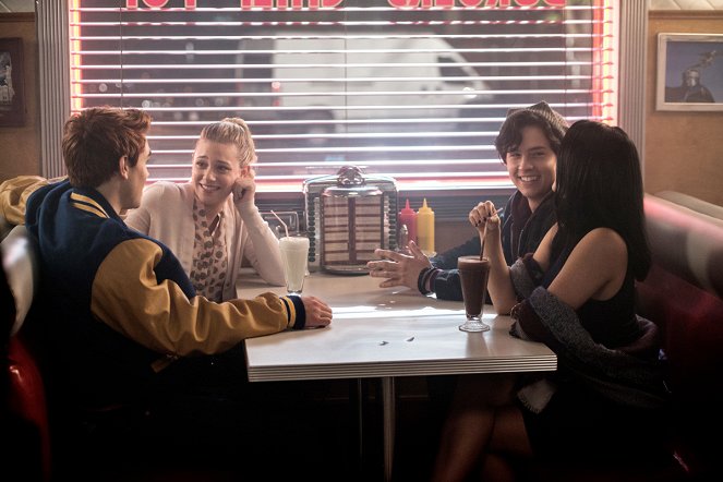 Riverdale - Chapter Two: A Touch of Evil - Photos - Lili Reinhart, Cole Sprouse